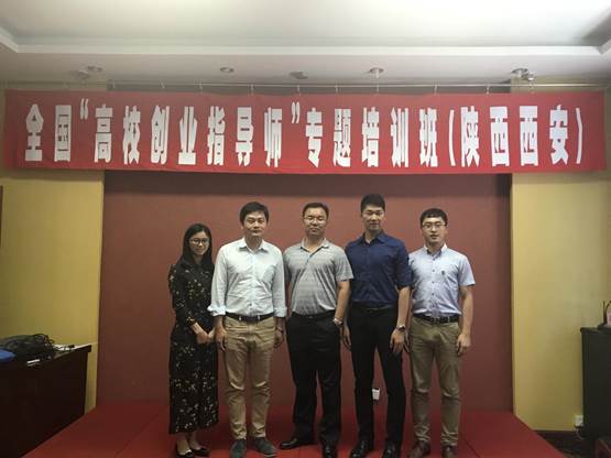 何宗辉老师(右二)与培训班主讲金国良老师(左三)合影